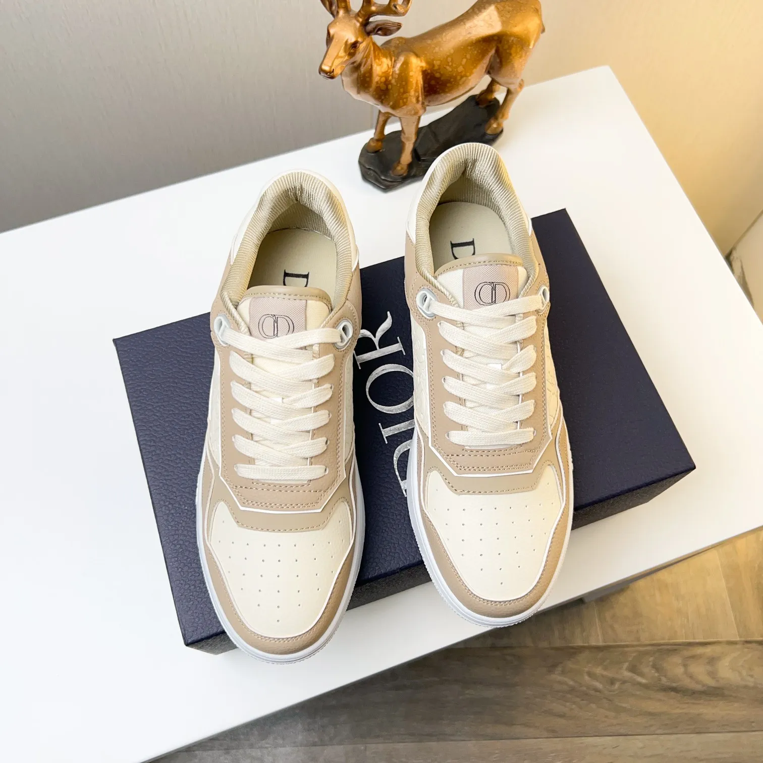Men's Men's Shoes 💰400 [New] 🦩🦩Dior - Low-top sneakers 2025 spring men's collection new arrivals [Celebrate][Celebrate][Celebrate], reinterpret the basketball shoe design and become a classic Dior item [Strong][Strong][Strong], crafted in black and cream white smooth cowhide with beige suede, leather display on the side The CD logo, tongue, sole and back side are decorated with various distinctive details to enhance the style[666][666], while eyelet details, topstitching and rubber panels highlight the dynamic charm of its athletic style[strong][strong][strong]. It has a two-color rubber sole, which can be matched with various clothing to create a refined look. Size: 38 to 44 (45 can be customized